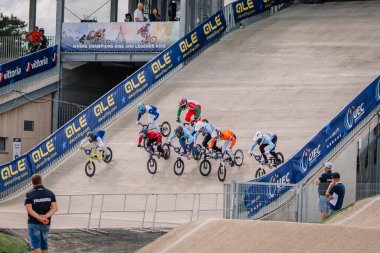 Valmiera, Letonya - 12 Temmuz 2025: BMX Avrupa Şampiyonası. Birçok BMX sürücüsü heyecan verici bir bisiklet yarışı sırasında rampadan hızla iniyor.