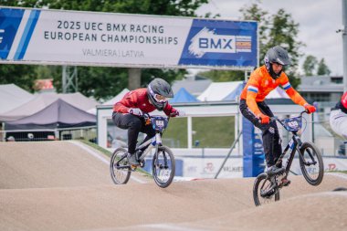 Valmiera, Letonya - 12 Temmuz 2025: BMX Avrupa Şampiyonası. Genç erkek BMX yarışçıları 2025 UEC BMX Şampiyonası 'nda Letonya' da yarışacaklar