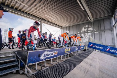 Valmiera, Letonya - 12 Temmuz 2025: BMX Avrupa Şampiyonası. Genç BMX sürücüleri başlangıç rampasında yarışmaya hazırlar.