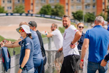 Valmiera, Letonya - 12 Temmuz 2025: BMX Avrupa Şampiyonası. Dışarıdaki mekanda canlı bir ambiyansı olan BMX yarış müsabakasını izleyen bir grup izleyici.