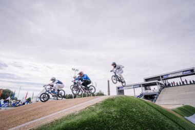 Valmiera, Letonya - 12 Temmuz 2025: BMX Avrupa Şampiyonası. BMX sürücüleri, bir yarışma sırasında izleyicilerle hava taktikleri uyguluyor.