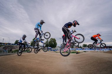 Valmiera, Letonya - 12 Temmuz 2025: BMX Avrupa Şampiyonası. BMX sürücüleri açık hava yarışması pistinde havada uçuş numaraları yapıyorlar.