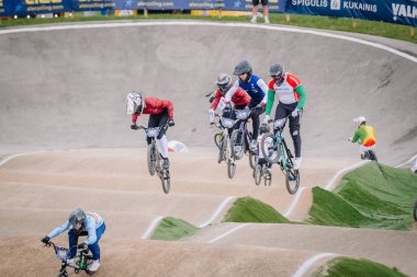 Valmiera, Letonya - 12 Temmuz 2025: BMX Avrupa Şampiyonası. BMX yarışçıları yeteneklerini sergiledikleri bir pistte yüksek hızda yarışırlar.