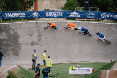 Valmiera, Letonya - 12 Temmuz 2025: BMX Avrupa Şampiyonası. BMX yarışçıları Valmieras Olimpiyat Merkezi 'nde seyircilerle yarışacak.