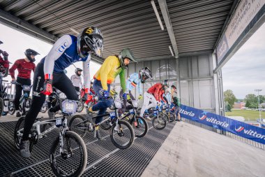 Valmiera, Letonya - 12 Temmuz 2025: BMX Avrupa Şampiyonası. BMX yarışçıları yarışma süresince yarışa başlamak için hazırlar