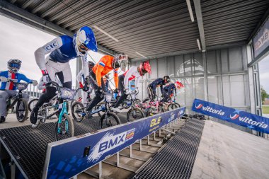 Valmiera, Letonya - 12 Temmuz 2025: BMX Avrupa Şampiyonası. BMX yarışçıları rekabetçi bir bisiklet yarışında başlangıç kapısından başlamaya hazır