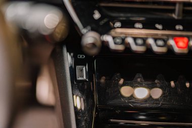 Valmiera, Letonya - 17 Ekim 2025: Kontrol düğmeleri ve vites kolları ile arabanın iç kısımlarının detaylı şekilde çekilmesi, modern tasarım ve teknolojinin ön plana çıkarılması