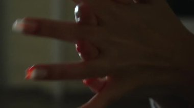 Ellerin birbirine sürtünmesi, hareketlerin akışkanlığını ve zarafetini vurgulamak, dokuları ve tırnakların ince detaylarını yakalayan kademeli bir yakınlaşma.