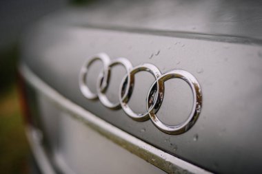 Valmiera, Letonya - 23 Ekim 2025: Markanın lüks ve zarafetini artıran gümüş renkli araç üzerindeki Audi logosunun yakın çekimi
