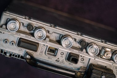 Vilnius, Litvanya - 24 Ekim 2025: Modern teknoloji tasarımını vurgulayan çeşitli bağlantı araçları ve düğmelerin yer aldığı bir iletişim cihazının ayrıntılı görünümü