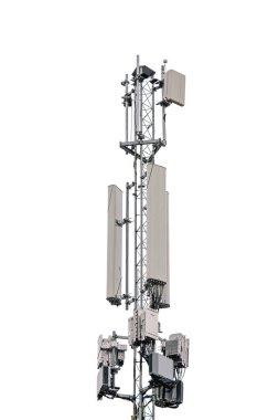 Mobil iletişim ve 5G teknolojisi için birden fazla anten ve vericisi olan modern bir baz istasyonuna yakın çekim. Beyaz arkaplanda izole.