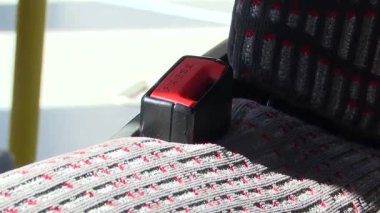 Bir otobüs emniyet kemeri tokasının dokusu, güvenlik ve tasarımı vurguluyor, karmaşık ayrıntıları ve materyalleri yakalamak için kademeli olarak kameraya yakınlaştırılıyor.