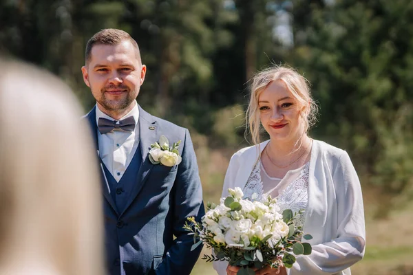 Çiftler doğal bir ortamda bir buket beyaz çiçekle evlilik yemini ederler. Güzel bir açık hava töreninde sevgi ve birlikteliği sembolize ederler.