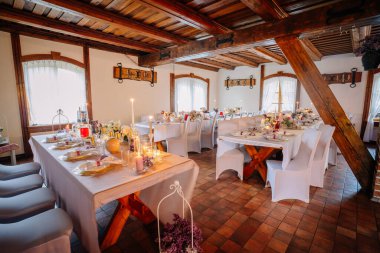 Özel durumlar için hazırlanmış yemek alanı, çiçeklerle, mumlarla ve zarif dekorlarla süslenmiş sergilenen masalar, uzayın davetkar atmosferini arttırıyor.