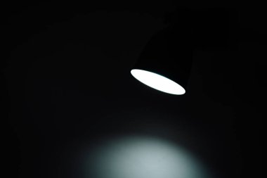 Spot ışığı karanlık ortamda parlak bir şekilde parlar, alttaki yüzeyde yumuşak bir ışık yayar, atmosferi geliştirir ve derinlik ve odaklanma hissi yaratır.