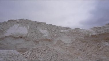 Endüstriyel ayar sentetik alçıtaşı tepeciklerine sahiptir, pürüzsüz bir kamera zoom ile sahnenin karmaşık dokularını ve geniş ölçekli görüntülerini yakalar
