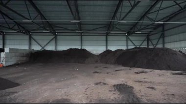 Endüstriyel depolama alanı, sahne içindeki dokuları ve mekansal ilişkileri vurgulayan kademeli bir kamera ile önemli miktarda karanlık madde içerir.