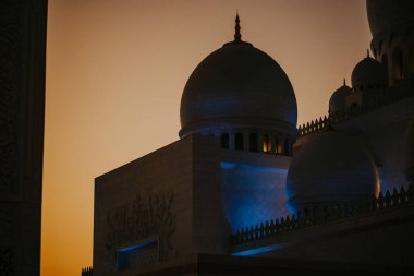 Dubai, Suudi Arabistan - 21 Ekim 2019: Günbatımında büyüleyici bir cami silueti, Abu Dabi 'de kubbeler ve karmaşık mimari sergiliyor.
