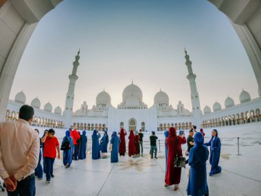 Abu Dabi, Suudi Arabistan - 21 Ekim 2019: Abu Dabi 'deki Şeyh Zayed Büyük Camii' ni ziyaret eden bir grup insan, karmaşık mimari ve barışçıl ortam sergilediler.