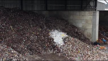 Cesis, Letonya - 21 Kasım 2025: Atık yönetim tesisinde büyük miktarda plastik atık, kamera tavaları sahne gelişimi ve dokuları yakalamak için