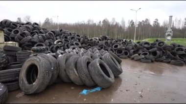 Cesis, Letonya - 21 Kasım 2025: Geri dönüşüm tesisine atılan lastikler, kamera tavaları atıkların ve çevresel kaygıların boyutunu ortaya çıkarıyor