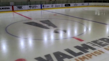 Valmiera, Letonya - 11 Ağustos 2020: Sahne Valmieras Olympiska Ais Centrs 'deki buz pateni pistini, logo ve işaretleri gösteren kamera tavalarını yakalıyor