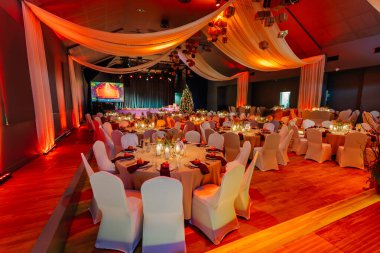 Yuvarlak masalı, zarif dekorlu ve sıcak ışıklandırmalı güzel düzenlenmiş etkinlik mekanı, şenlikli bir atmosferde kutlama ve toplantılara ev sahipliği yapmak için mükemmel.