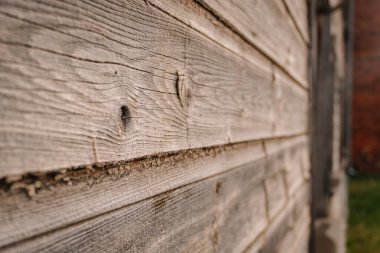 Eski ahşap tahtaların detaylı yakın çekimleri, eşsiz dokuları ve tahıl desenlerini vurgulamak, sakin bir açık havada kırsal bir atmosfer yaratmak.