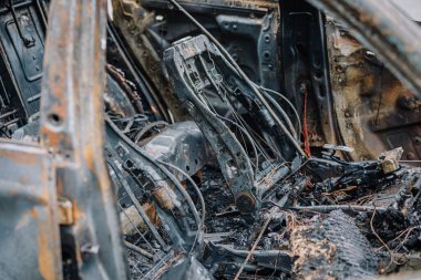 Araç içi geniş çaplı yangın hasarı gösteriyor. Yanmış metal ve açığa çıkmış kablolar endüstriyel ortamda kesin bir yıkım ve kayıp yaratıyor.