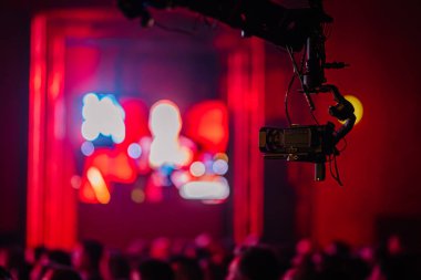 Durdurulmuş kamera kayıtları parlak ışıklar ve bulanık kalabalıkla canlı konser, mekanda enerjik bir müzik ve heyecan ortamı yaratıyor