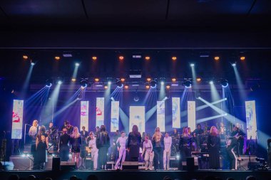Valmiera, Letonya - 29 Aralık 2025: Yamaha. Çeşitli performans grupları, renkli ışıklar ve dinamik ambiyansla dolu canlı bir konser sırasında sahnede seyircileri cezbediyor.