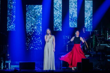 Valmiera, Letonya - 29 Aralık 2025: Yamaha. İki kadın sanatçı, güçlü sesleri ve sahnedeki dinamik hareketleriyle seyircileri büyülüyor.