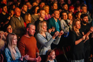 Valmiera, Letonya - 29 Aralık 2025: Yamaha. Canlı yayında izleyiciler, akıllı telefonlarla anıları yakalamak, atmosferde heyecan ve enerji sergilemek.