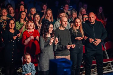 Valmiera, Letonya - 29 Aralık 2025: Yamaha. Çeşitli izleyiciler canlı performansın keyfini çıkarıyorlar, canlı ifadeler sergiliyorlar ve canlı bir atmosfer.