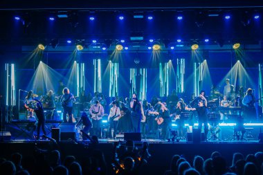 Valmiera, Letonya - 29 Aralık 2025: Yamaha. Dinamik canlı müzik etkinliği çeşitli müzisyenlerin renkli ışıklandırma ve ilgi çekici bir ambiyansla sahnede performanslarını sergiliyor.