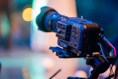 Valmiera, Letonya - 29 Aralık 2025: Yamaha. Tripoddaki sony kamera bulanık arka plan ve renkli bokeh ışıklarıyla canlı bir sahne çekmeye hazır.
