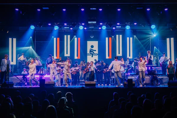 Valmiera, Letonya - 29 Aralık 2025: Yamaha. Değişik müzisyenlerin sahne aldığı dinamik canlı konser. Canlı ışıklar ve coşkulu bir seyirci performansın keyfini çıkarıyor.