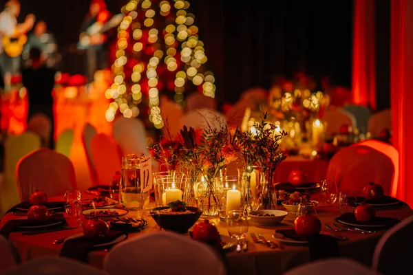 Mumlar, çiçekli süslemeler ve dekoratif aksanlar içeren şenlikli yemek düzenlemeleri arkadaşlarımız ve ailemizle keyifli bir kutlama yapmak için samimi bir ortam yaratıyor.