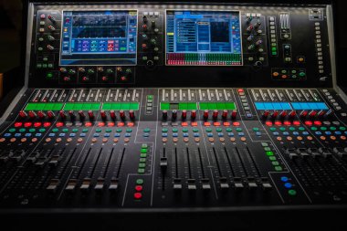 Detaylı ses karıştırma konsolu çeşitli kaydırma ve düğmeler, ses seviyelerini gösteren aydınlatılmış ekranlar, profesyonel ses mühendisliği ve canlı performanslar için tasarlanmış