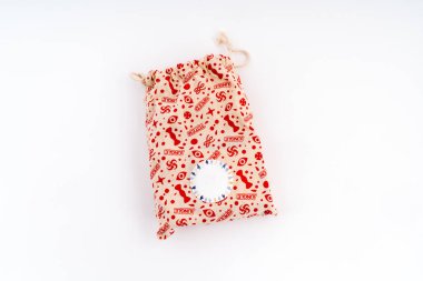 Valmiera, Letonya - 09 Aralık 2025: Eğlenceli desenler ve dairesel bir etiket içeren canlı çizgili torba, depolama veya hediye amacıyla ideal