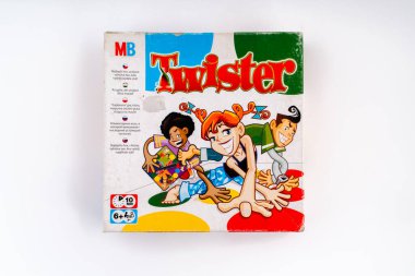 Valmiera, Letonya - 09 Aralık 2025: Twister oyun kutusu canlı renkler ve oyuncu karakterler sergiliyor, aile toplantıları ve eğlence faaliyetleri için mükemmel