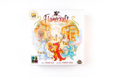 Valmiera, Letonya - 09 Aralık 2025: Flamecraft Tahta Oyun Kutusu büyüleyici ayrıntılar ve canlı renklerle dolu canlı bir pazarda neşeli ejderhalar sergiliyor