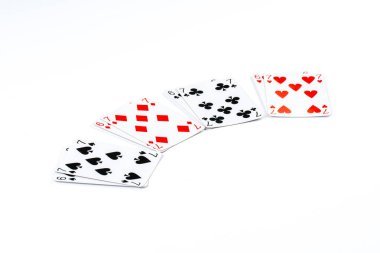 Temiz beyaz bir arkaplan, takım elbiseler ve numaralar, oyun ve eğlence temaları için mükemmel, fan şeklinde gösterilen bir oyun kartı koleksiyonu