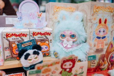 Dubai, Birleşik Arap Emirlikleri - 13 Ocak 2026: Kimmon bebekleri ve pelüş oyuncaklar canlı bir perakende satış ortamında çeşitli renklerde dizayn edilmiş eşsiz tasarımlar sergiliyorlar