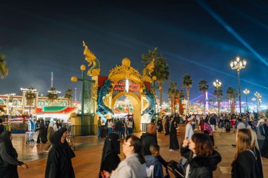Dubai, Birleşik Arap Emirlikleri - 13 Ocak 2026: Dubai Küresel Köyüne renkli dekorasyonlar ve festival atmosferinin keyfini çıkaran ziyaretçi kalabalığı