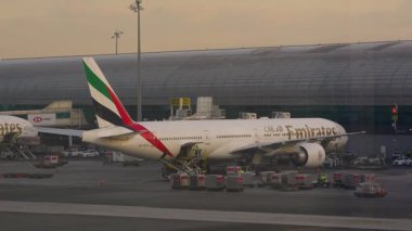 Dubai, Birleşik Arap Emirlikleri - 18 Ocak 2026: Emirates Havayolları Boeing 777 uçağı Dubai Uluslararası Havalimanı 'nda hizmet vermektedir.