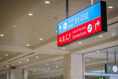 Dubai, Birleşik Arap Emirlikleri - 18 Ocak 2026: Havalimanı tabelası D1-D32 kapıları ve aydınlatılmış arka plan ve modern tasarım ile A, B, C bağlantılarını gösteriyor