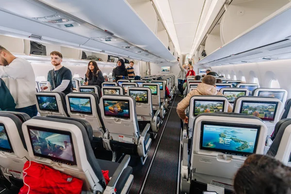 Dubai, Birleşik Arap Emirlikleri - 18 Ocak 2026: Yolcularla dolu modern uçak kamarası, her koltukta ve üst bölmelerde kişisel eğlence ekranları yer alıyor
