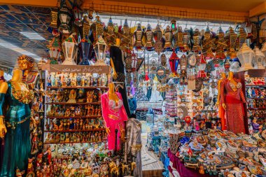 Dubai, Birleşik Arap Emirlikleri - 13 Ocak 2026: Dubai Global Village 'da ziyaretçiler için geleneksel fenerler, el sanatları ve kültürel eserler sergileniyor