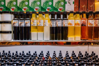 Dubai, Birleşik Arap Emirlikleri - 13 Ocak 2026: Dubai Global Village 'da bir rafta sergilenen yağlar ve bitkisel ürünler, canlı ambalajlar ve etiketler